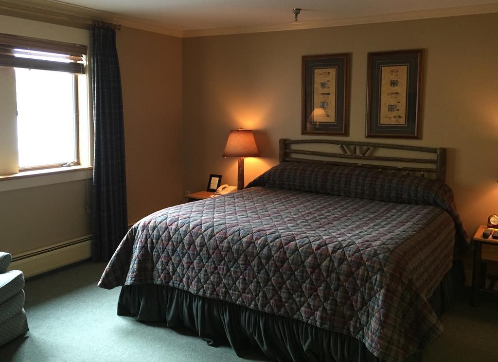Willoughvale Inn Westmore Newport Room photo