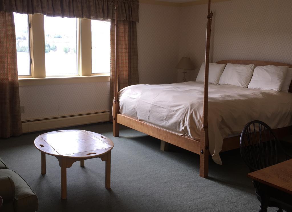 Willoughvale Inn Westmore Newport Room photo