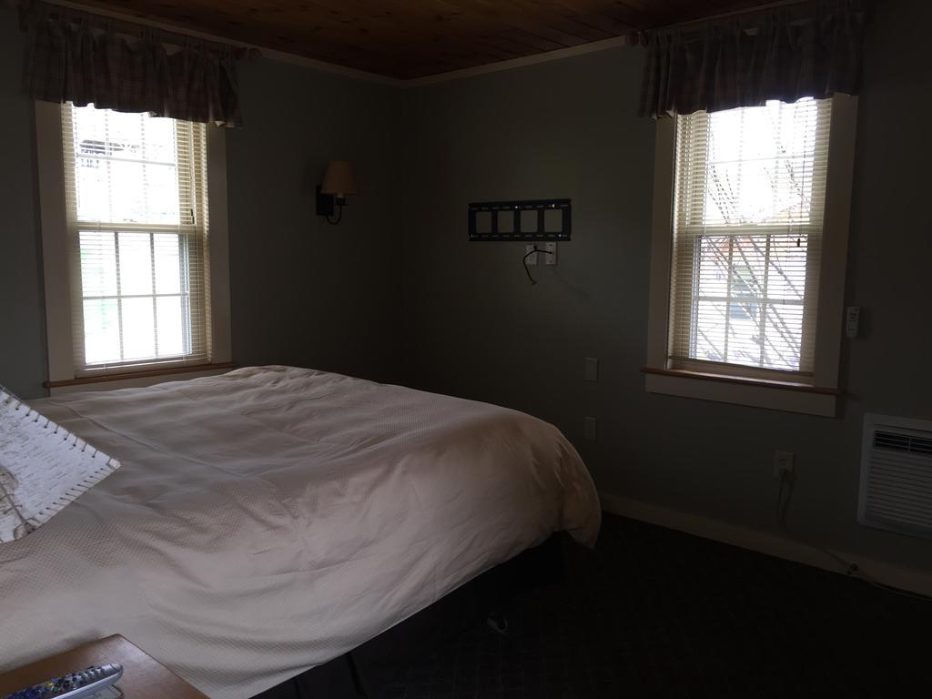 Willoughvale Inn Westmore Newport Room photo